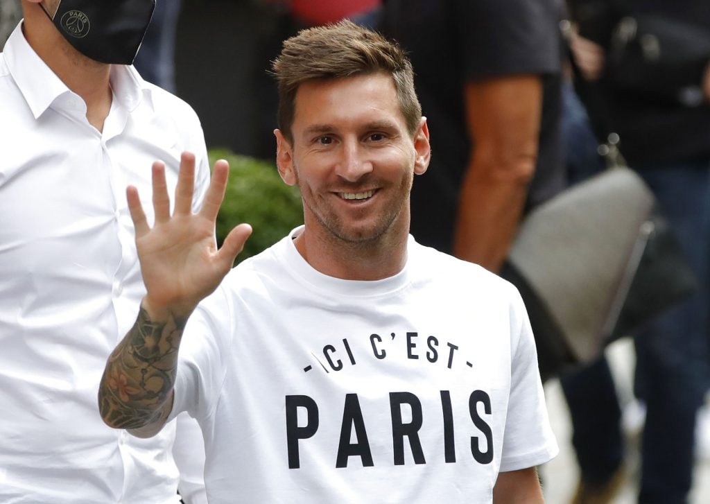 Glad Lionel Messi ankommer i Paris