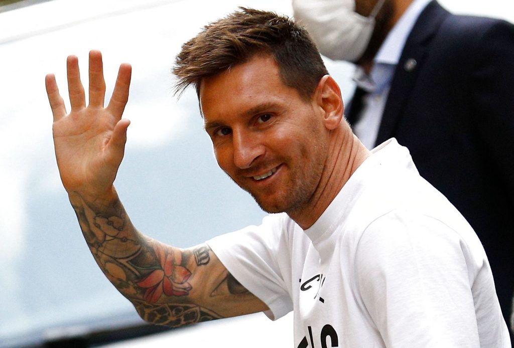 Lionel Messi vinker ved ankomsten i Paris